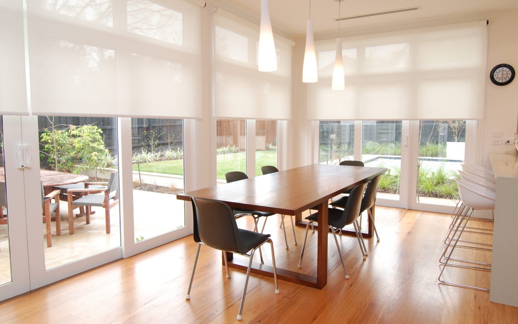 Cortinas de lamas verticales lisa con lamas de 127 mm. Para todo tipo de  ambientes, tanto para el hogar como la oficina.